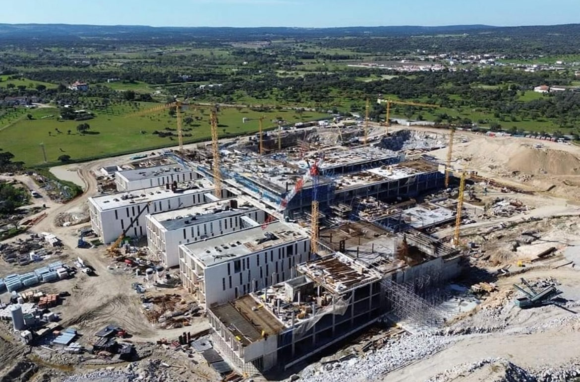 PGavado's tweet photo. Apareceu por aqui um artista a bradar aos 4 ventos que “o Hospital Central do Alentejo em Évora ainda não saiu do papel! Andam apenas a mostrar imagens digitais”…🤦🏻‍♂️🤦🏻‍♂️🤦🏻‍♂️ Aqui está uma foto tirada ontem através de drone… https://t.co/9FE5gKaaWw
