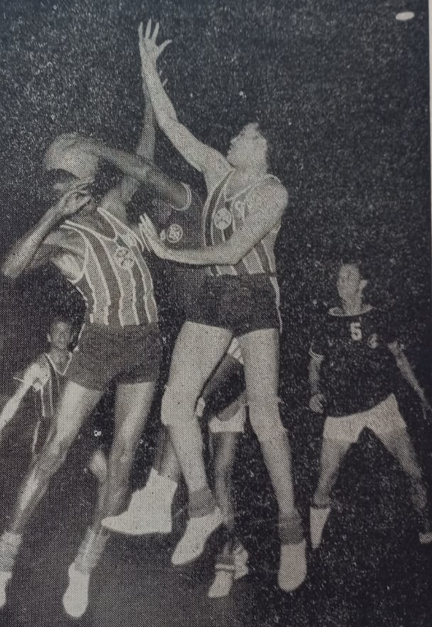 Gre-Nal de Basquete 1960

O Inter venceu por 53x51

Mas o grande adversário no basquete era o Cruzeiro. Dias depois o Inter venceria o estrelado por 45x42, conquistando o tetracampeonato municipal.
