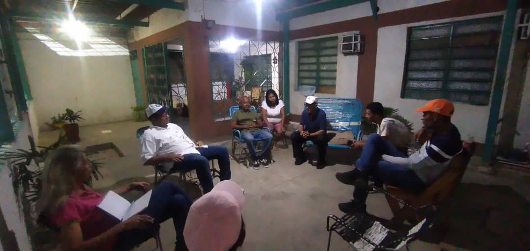 #27F | El EMA Los Guayos   visitó la comunidad del 23 de enero, dónde realizó conversatorio sobre las realidades y necesidades que por años viene presentando el sector, invitandoles a organizarse en Comanditos, rumbo a los #600KPorVzla. Somos <a href="/VoluntadPopular/">Voluntad Popular</a>