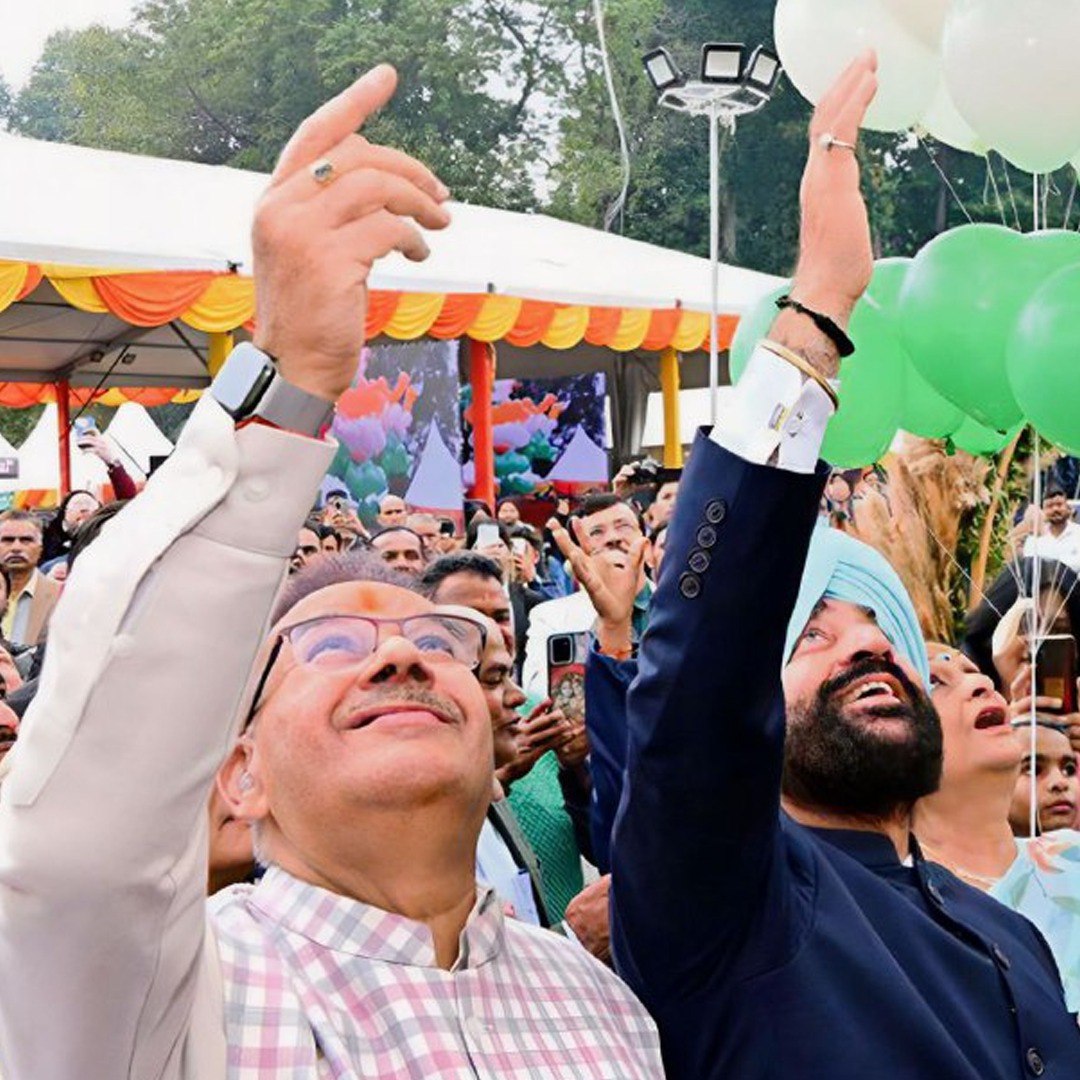 ganeshjoshibjp's tweet photo. आज राजभवन देहरादून में मा.राज्यपाल @LtGenGurmit जी (से.नि.) के साथ तीन दिवसीय पुष्प प्रदर्शनी, "वसंतोत्सव 2024" का शुभारंभ किया।

इस अवसर पर प्रदर्शनी में लगाए गए विभिन्न उत्पादों के स्टाल्स तथा विभिन्न प्रजाति के पुष्पों का अवलोकन भी किया।

औषधीय गुण युक्त 'थुनेर' के विशेष डाक आवरण का आज विमोचन किया।
साथ ही, वसंतोत्सव पेंटिंग प्रतियोगिता में प्रतिभाग करने वाले बच्चों से भेंट कर उनका उत्साहवर्धन किया। 

वसंतोत्सव 2024 निश्चित ही प्रदेश की जनता का औद्यानिकी के प्रति रुझान बढ़ाने के साथ-साथ राज्य में पुष्प उत्पादकों की आजीविका सुधृढ़ करने में महत्वपूर्ण भूमिका निभाता है।

इस अवसर पर कैबिनेट में मेरे सहयोगी श्री @satpalmaharaj जी भी उपस्थित रहे।