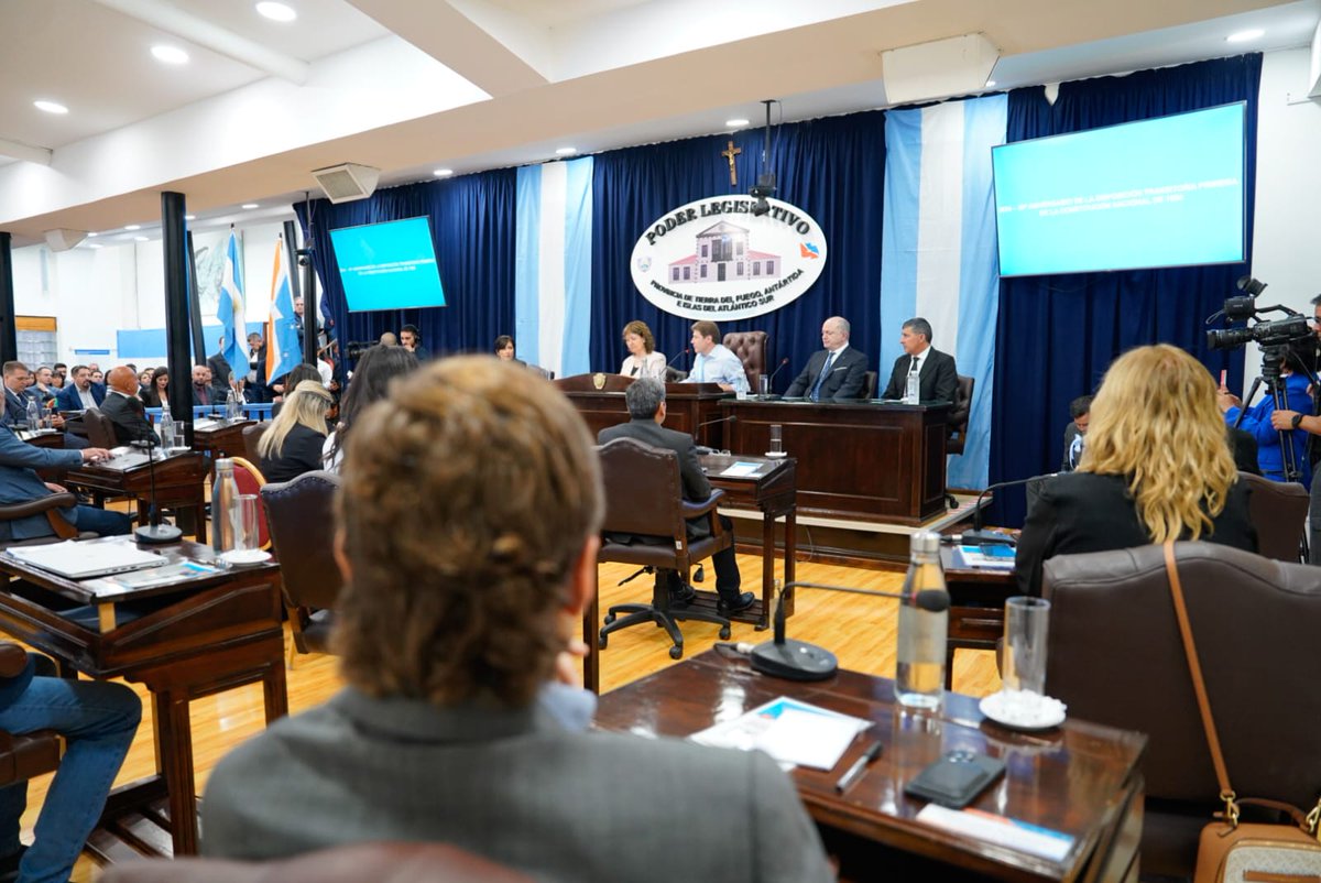 Invertimos en infraestructura escolar con más obras. Logramos la conectividad plena de los establecimientos educativos, titularizamos y recuperamos el salario docente. 

Recuperamos la legalidad del salario docente.