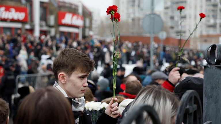 Despite the intimidatory police presence, the increasing thuggery of the state, all the new CCTV cameras to record their faces, thousands of Muscovites come out to say their farewells to #Navalny in the largest grassroots demonstration for years. Says much about his stature