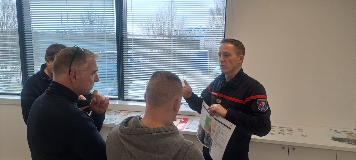 sdis67's tweet photo. Échange et partage d'expérience avec 3 sapeurs-pompiers du @Sdis77 sur la préparation opérationnelle de la chaine de commandement.
Présentation de #SeriousGame et des exercices #NRBC mis en œuvre par les #Pompiers67. https://t.co/GBtT8lWV2X