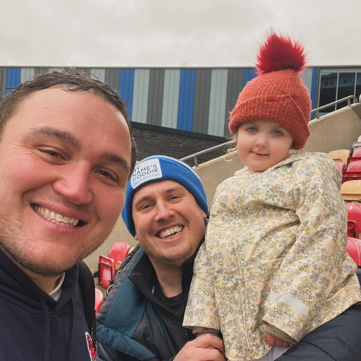 GillyTGilchrist's tweet photo. 🌹Awesome morning with the youngest as we watched @EnglandRugby training and then getting to meet the players and coaches after the session - great catch up with the scrum guru himself, Tom Harrison! 🤙🏼 https://t.co/pQwcSGpzUo