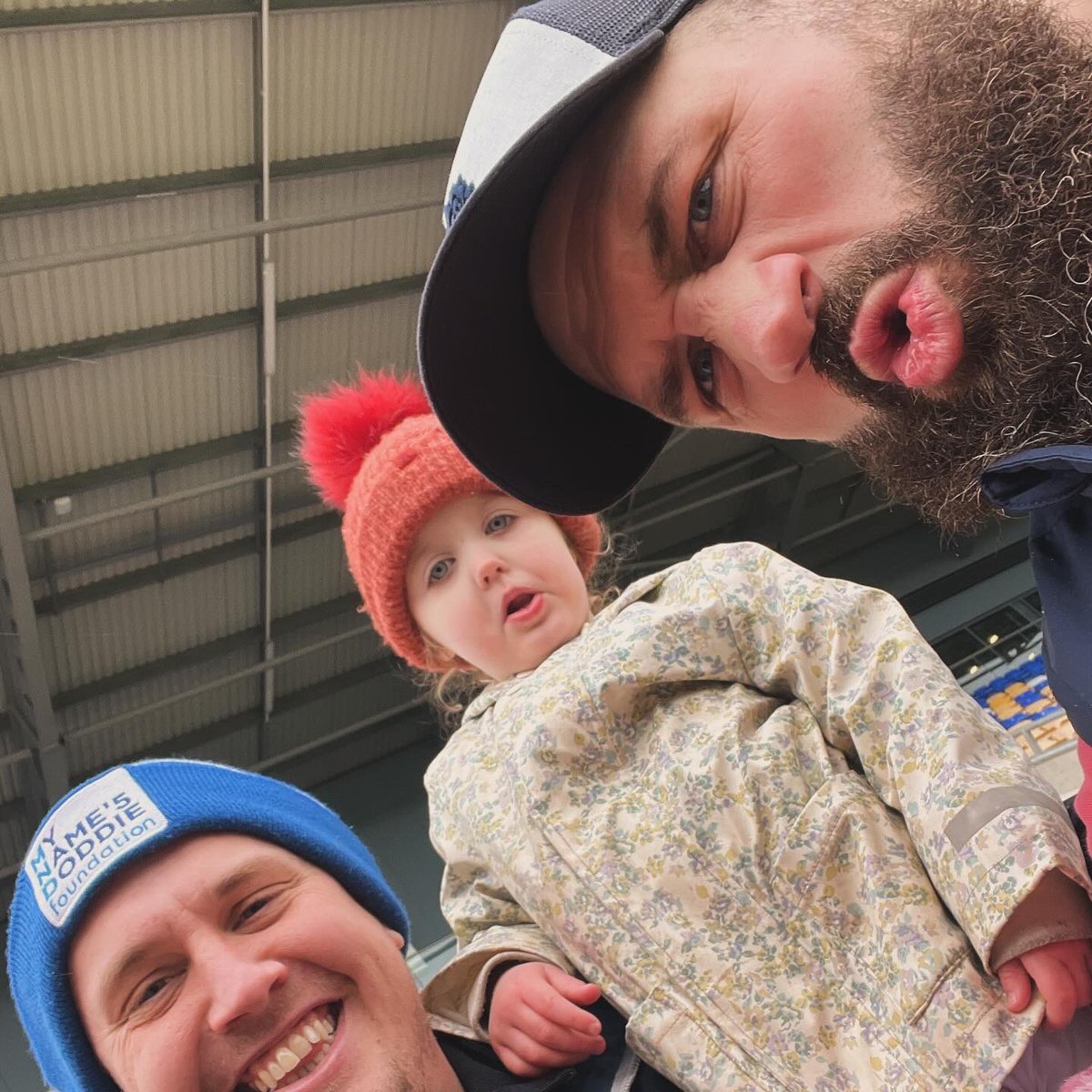 GillyTGilchrist's tweet photo. 🌹Awesome morning with the youngest as we watched @EnglandRugby training and then getting to meet the players and coaches after the session - great catch up with the scrum guru himself, Tom Harrison! 🤙🏼 https://t.co/pQwcSGpzUo