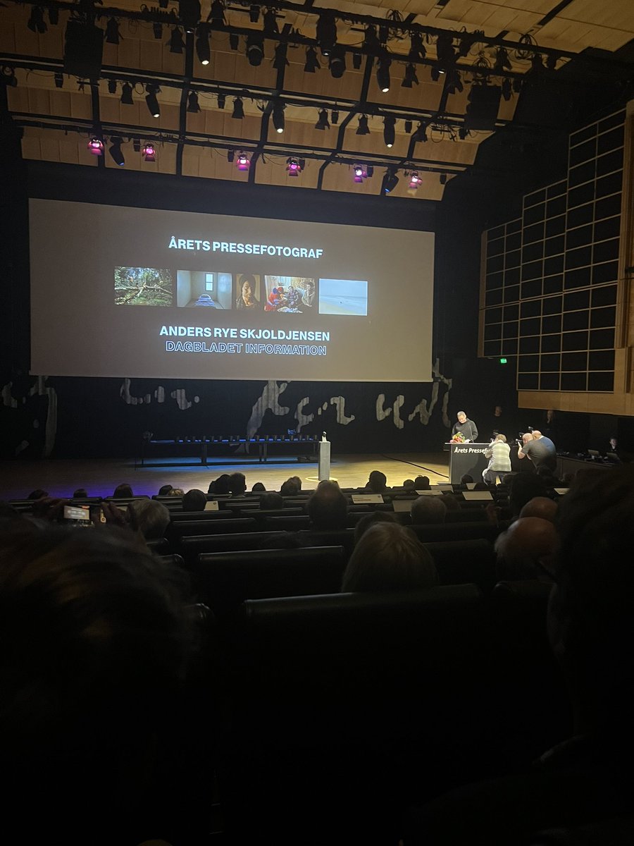 Hvor er det her velfortjent! Verdens største guttermand, den eminente <a href="/Skjoldjensen/">Anders Rye Skjoldjensen</a> fra <a href="/informeren/">Dagbladet Information</a> vinder prisen som  årets pressefotograf 🍾🔥✊🏼