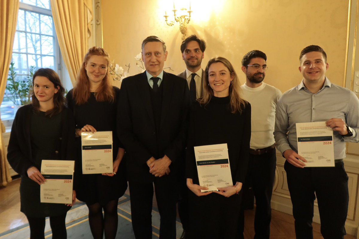 Vanaf maandag gaat een nieuwe groep journalisten twee maanden aan de slag op een redactie in het buurland. Veel succes gewenst! Met grote dank aan <a href="/GermanyinNL/">Duitse Ambassade Den Haag</a> <a href="/NLinDeutschland/">NL Botschaft Berlin🇳🇱🇩🇪</a> @amvanderkaaden <a href="/LBarendregt/">Lars Barendregt</a> <a href="/AnnaScheld/">Anna Scheld</a> <a href="/evakatfis/">Eva Fischer</a>