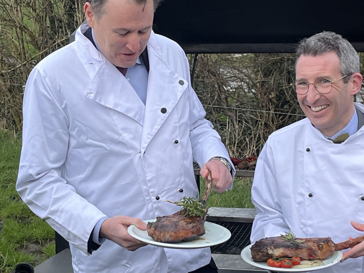 North south cooperation as ⁦@McConalogue⁩ & ⁦@AndrewMuirNI⁩ barbecue some #Irishgrassfed beef in Donegal #rtenews #beef #farminginIreland