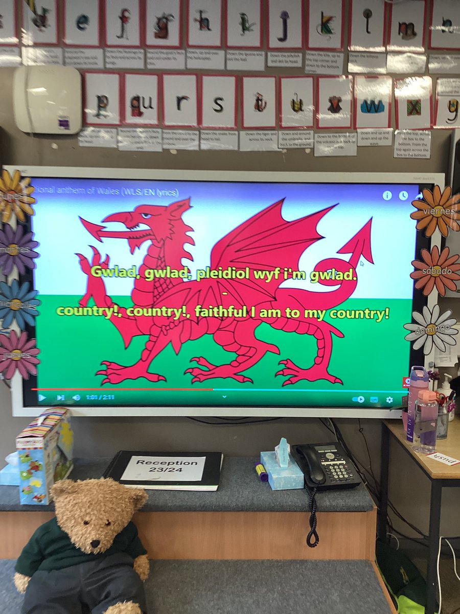 MrsStevensonEPS's tweet photo. Happy St David’s day 🏴󠁧󠁢󠁷󠁬󠁳󠁿

Reception have celebrating drawing and smelling daffodils 🌼 

#wearebrightfutures #eyfs https://t.co/7ixoqJgMnT