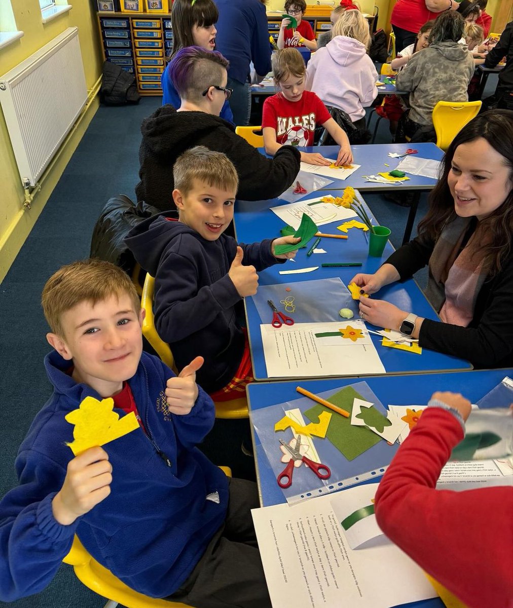 Diolch i’r holl rieni a ddaeth i ymweld â ni heddiw i ddathlu. Mwynhaodd Blwyddyn 4 wrth iddyn nhw greu broetsh a chanu. 🏴󠁧󠁢󠁷󠁬󠁳󠁿 🌼  Thank you to all the parents that visited us today to celebrate St David’s Day. Year 4 enjoyed creating a brooch and singing. #DyddGwylDewi