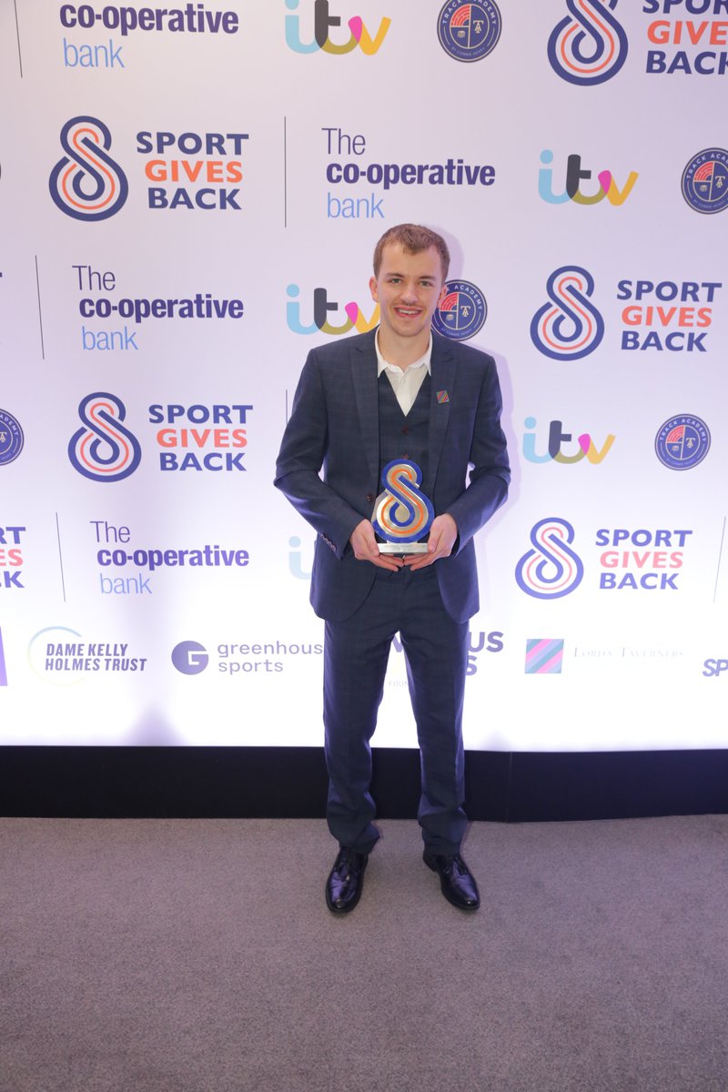 We were thrilled to be at the @SportGivesBack Awards on Wednesday, alongside stars from the world of sport & entertainment, & Connor Hyde, the winner of the Lord’s Taverners Inspire Award for his inspiring work with our Super 1s disability cricket programme. 🧵1/2