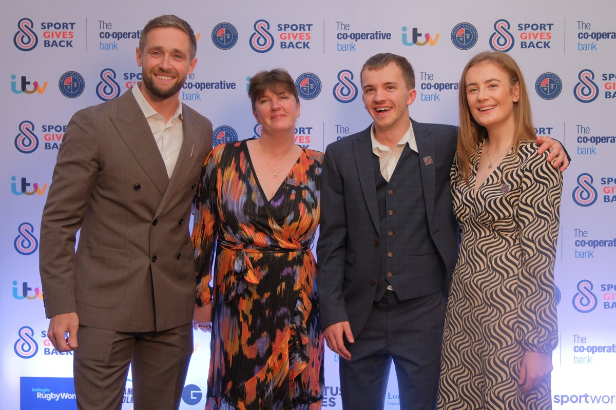 🧵2/2 Connor received his award from @englandcricket world cup winner and Ashes hero @ChrisWoakes. Save the date and tune into @ITV on Sunday 24 March, where you can watch the awards in full. #SportGivesBack #sgb24 #SportChangesLives