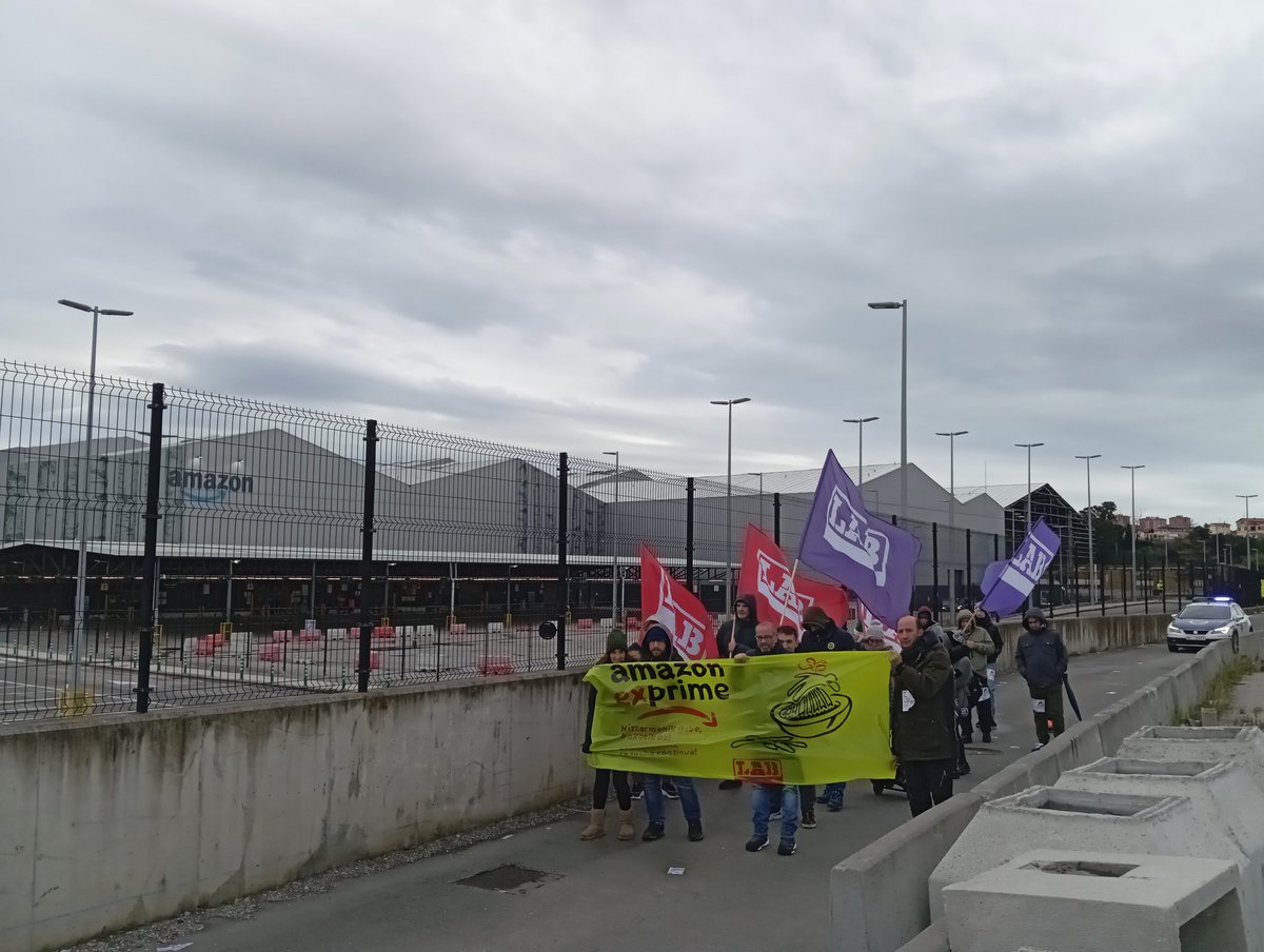 LEzkerraldea's tweet photo. Con la jornada de #huelga de hoy, ya son 11 jornadas de huelgas convocadas por @LABsindikatua en @amazon.
La semana que viene, decidiremos si hay que endurecer y prolongar las jornadas de huelga.
#AmazonGreba
#AmazonHuelga
#AmazonBorrokan https://t.co/u1cjdz6Kvh