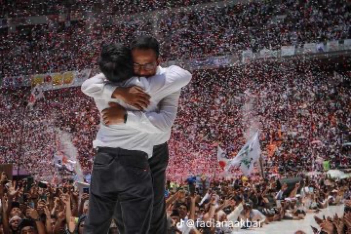 Blm pernah ada paslon setangguh mrk. Utk mengalahkannya, secara kolosal musuh2nya bahkan hrs melanggar banyak UU, menjilat ludahnya sendiri, menipu nurani masing2, bahkan mengabaikan Sorganya kelak.

Sepanjang sejarah demokrasi dunia, blm pernah ada.

Secara moral mrk yg menang!