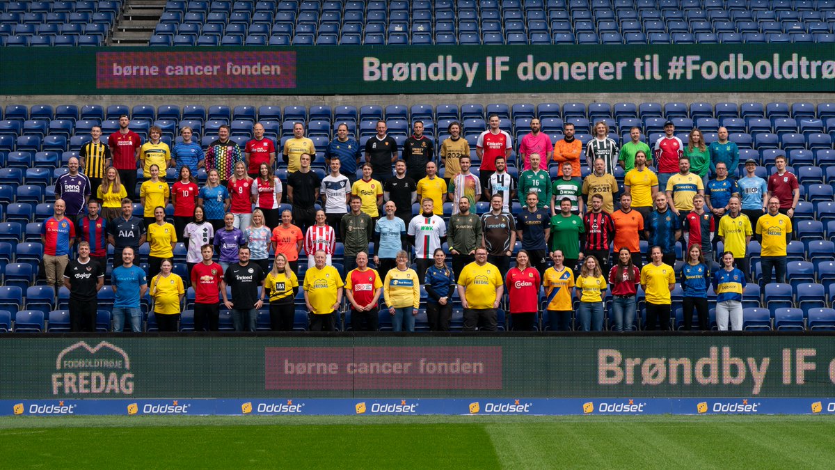 Vores administration, sportslige afdeling, Brøndby Masterclass og @Brondbywomen stillede i dag op til fællesfoto i anledning af #Fodboldtrøjefredag 📸 Støt Brøndby IF's indsamling til fordel for Børnecancerfonden med et valgfrit beløb på Mobilepay: 𝟱𝟴 𝟲𝟭 𝟲𝟬 📲