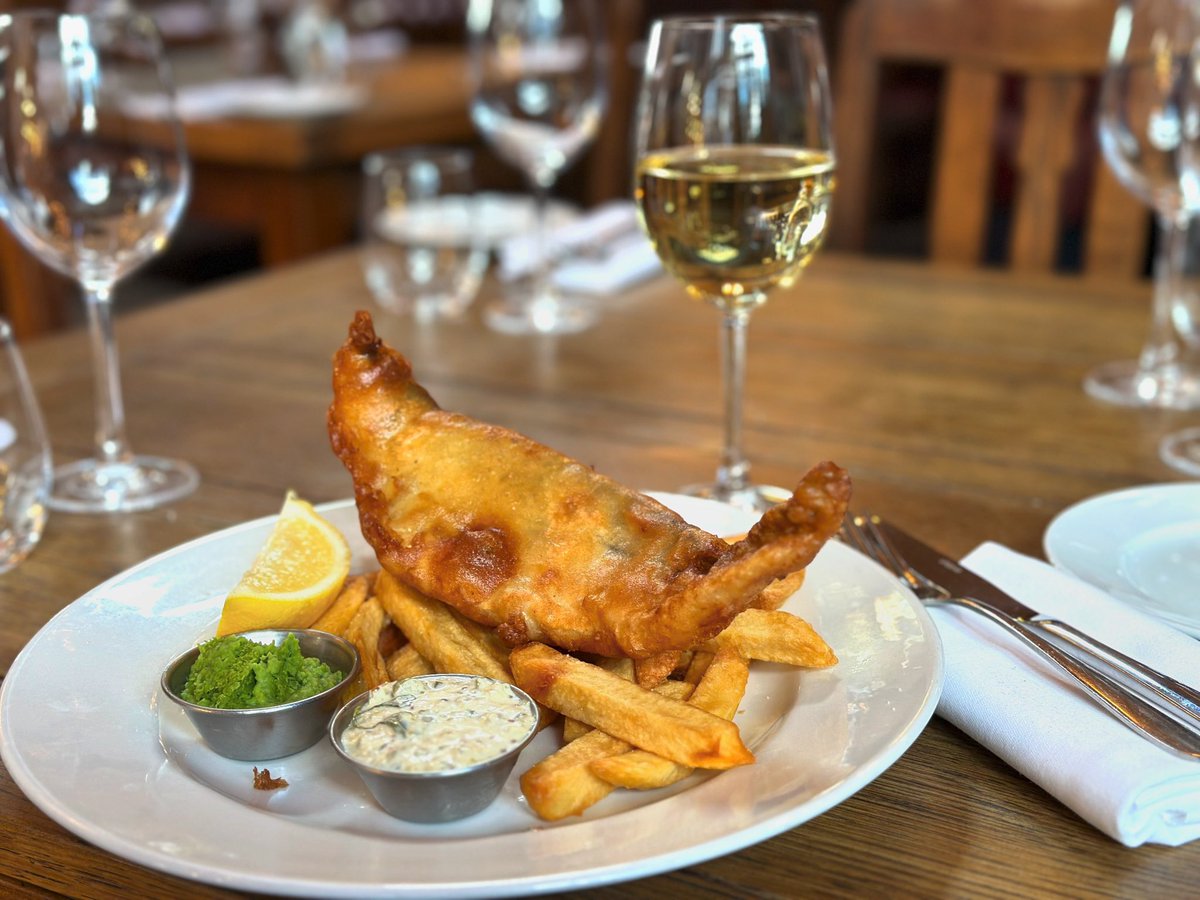 Chasing the perfect seaside bite but in Chiswick? Pop down and enjoy a refreshing glass of white wine with our delicious Fish & Chips. 
.
.
.
.
.
#FishAndChips #SeafoodDelight #CrispyGoodness #FoodieFaves #FridayFishFry #ComfortFood #ChipsAndFish #TasteOfTheSea #FriedToPerfection