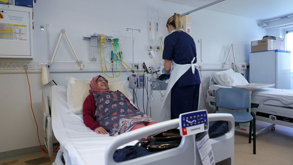 💉Clinical Trials: Life In The Waiting Room 📺@AndreaByrneTV presents Wales This Week, Tues 5 March at 8pm @ITVCymruWales 🏥We hear about breakthroughs being made with clinical research at @VelindreCC 🗣️And speak to patient Farhana about the difference it's making to her life