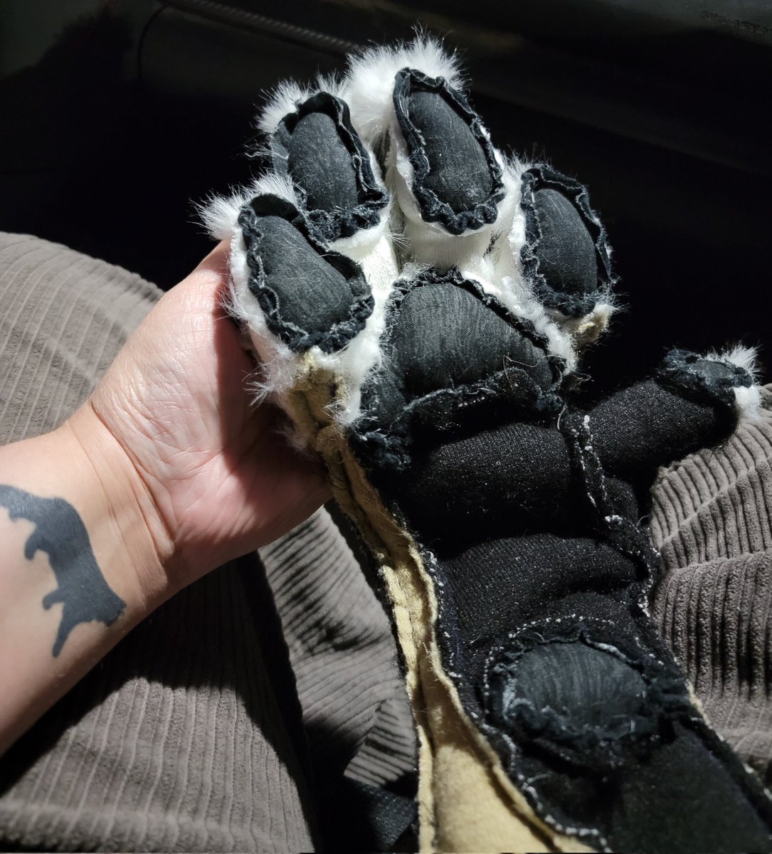 FoxfireFantasy's tweet image. I've been toiling to get the slimmest fit paws possible, and after a lot of refinements and borrowing a technique I use for footpaws, I think it's where I need it to be! I'm so excited to share these with y'all once I get the pawpads in the second one 🦊🐾💖