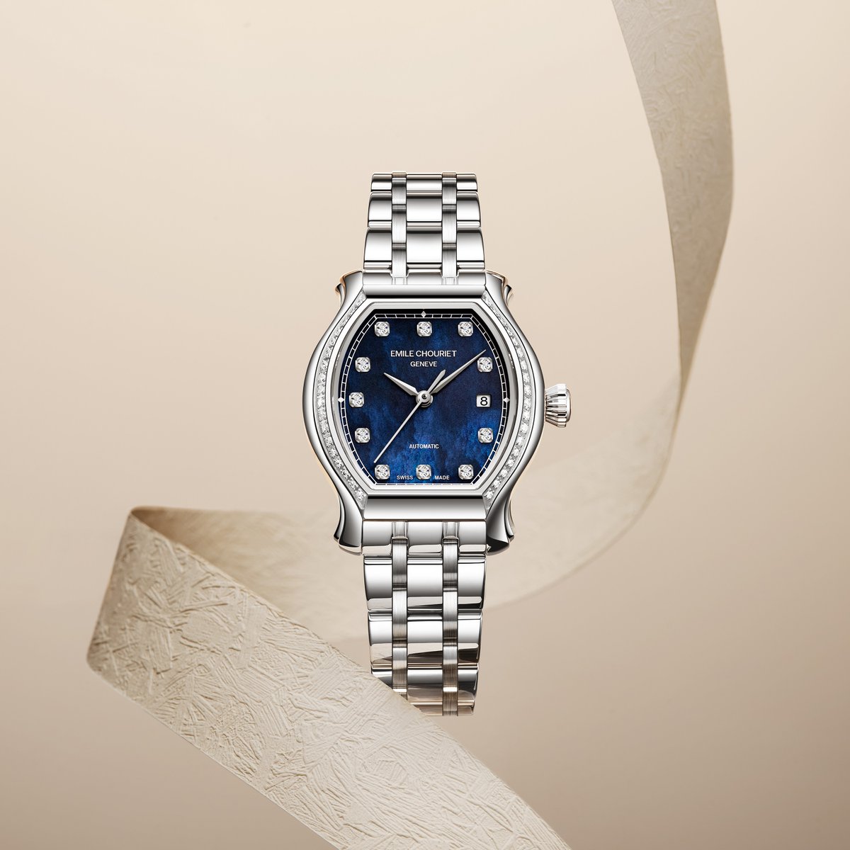 Inspired by the harmony between tradition and modernity, the Contemporay Luxury collection embodies baroque elegance with a contemporary touch.