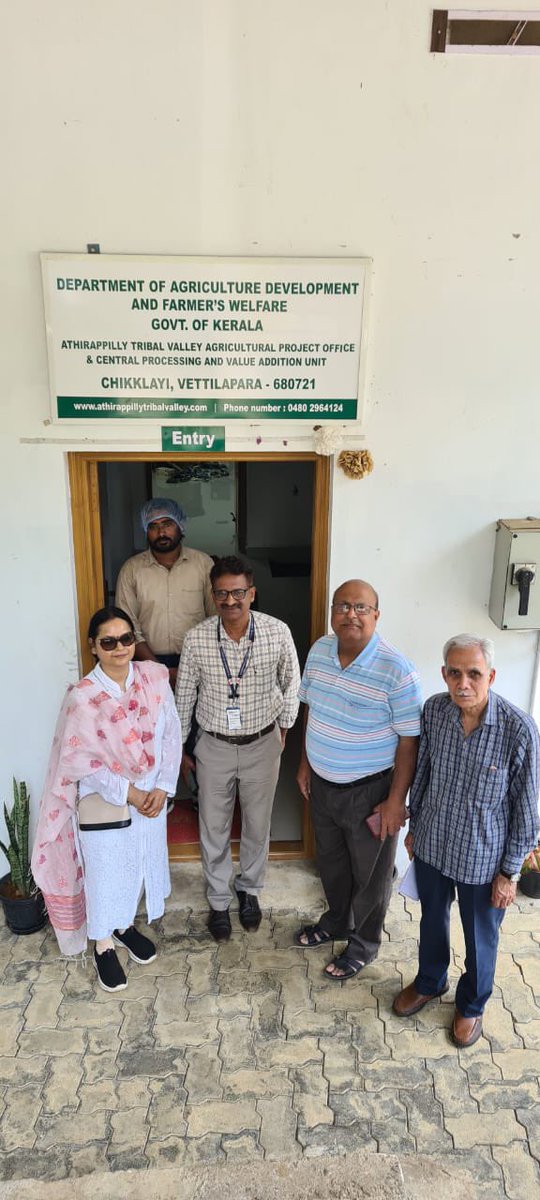 Smt.Alka Tiwari, Secretary, National Commission for Scheduled Tribes visited Athirapilly Tribal Valley Agricultural Project, Chikklayi, Vettilapara, Thrissur, Kerala today. #NCST @PIB_India @pibkochi @PIBTribal