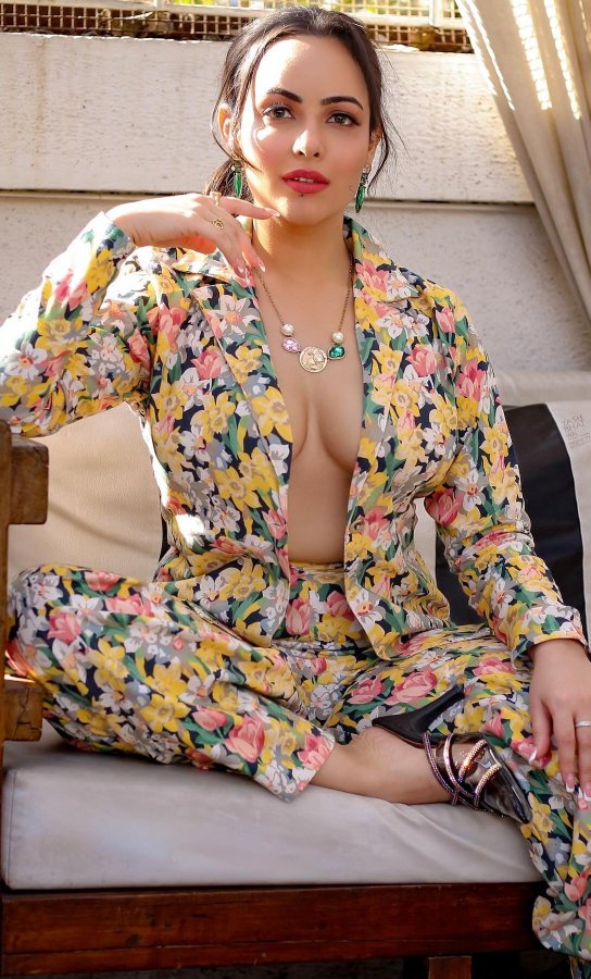 GHlw4zCWIAAx6hR?format=jpg&name=900x900