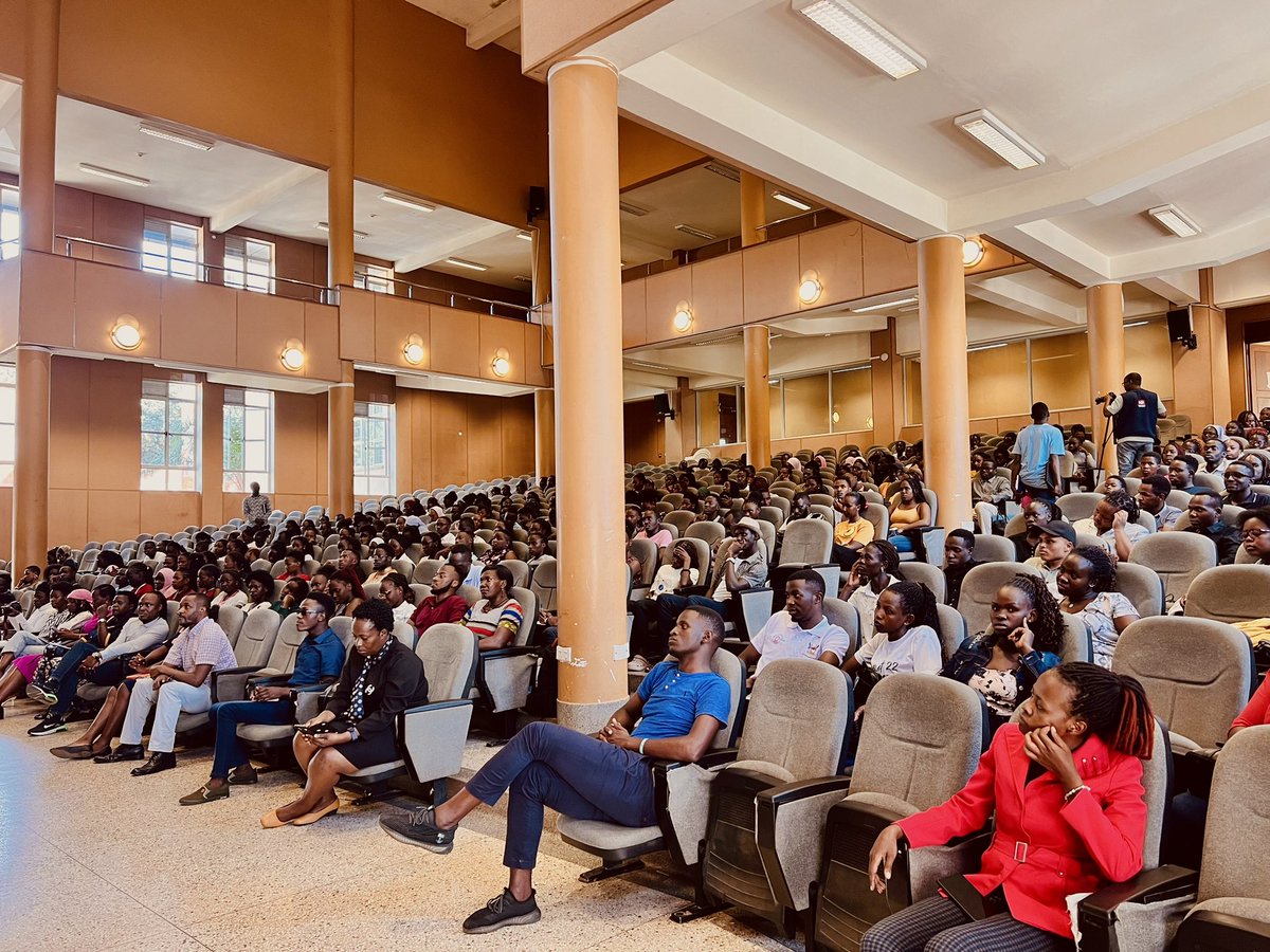 It is full house hosted by the Dean of students @Makerere With former drug abuse survivors and experts sharing with students on the dangers of drug abuse and addiction. @MakerereNews @ProfNawangwe