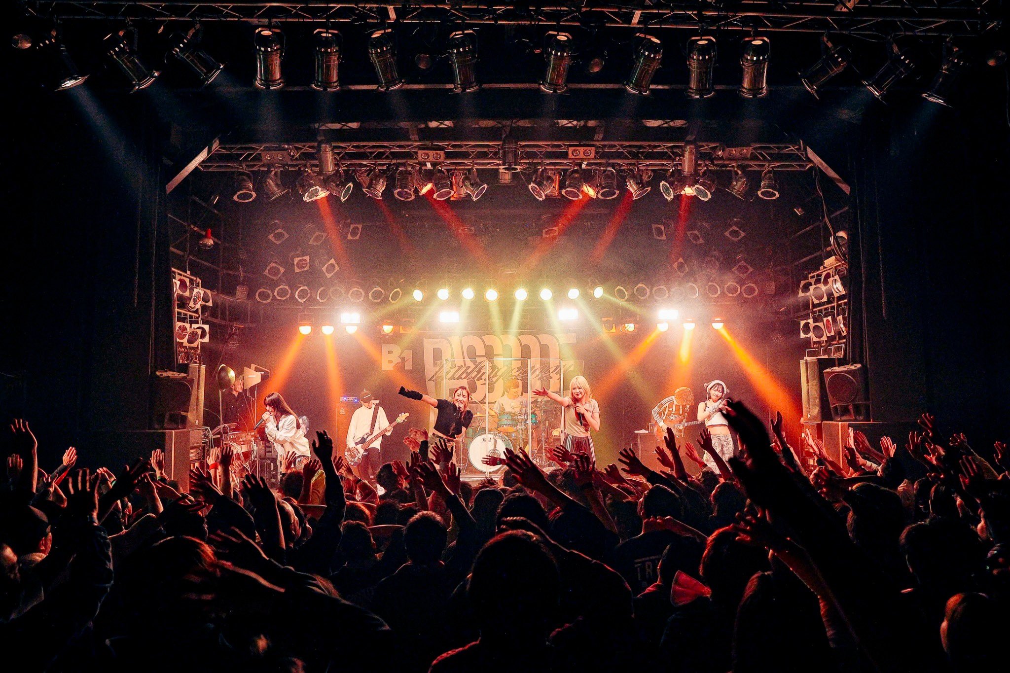 GHlxSqUbkAAU2Ta?format=jpg&name=large