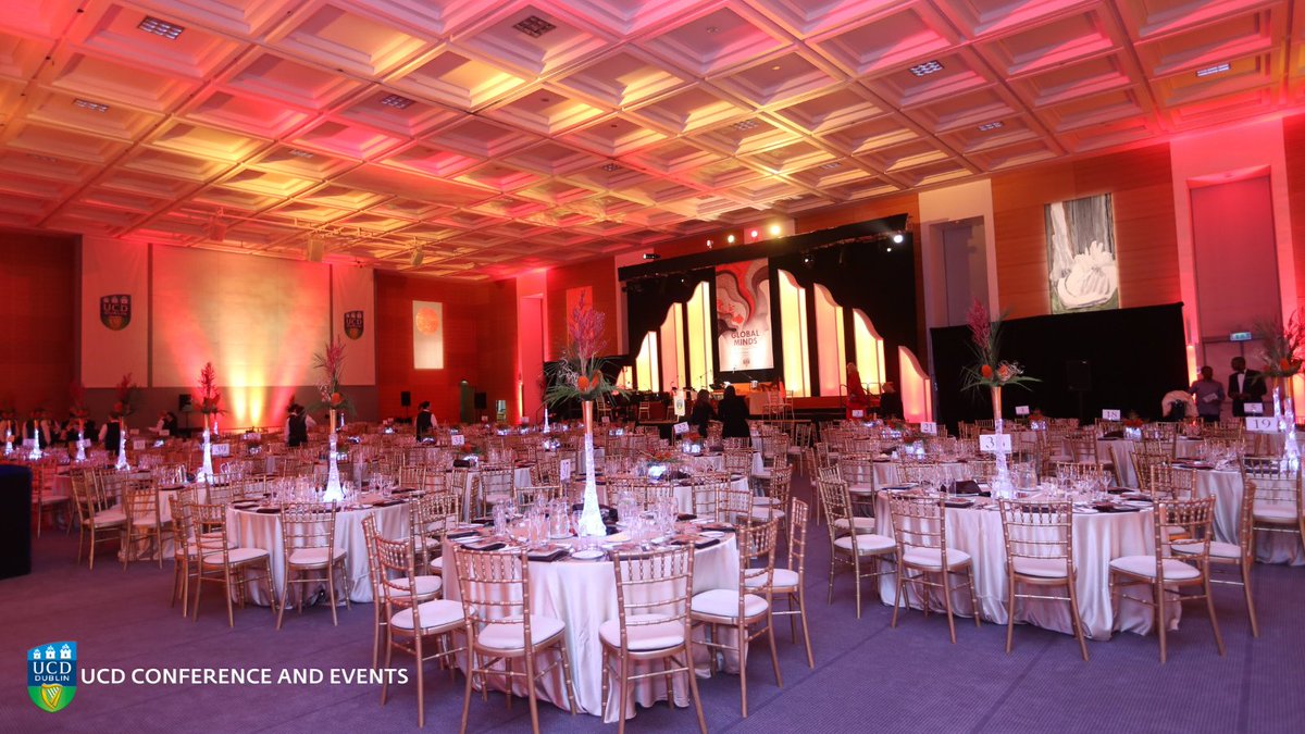 It's Flashback Friday at UCD O'Reilly Hall to a glorious gala dinner held in 1998 with UCD Foundation  ✨

Who remembers our old carpets? 🫢