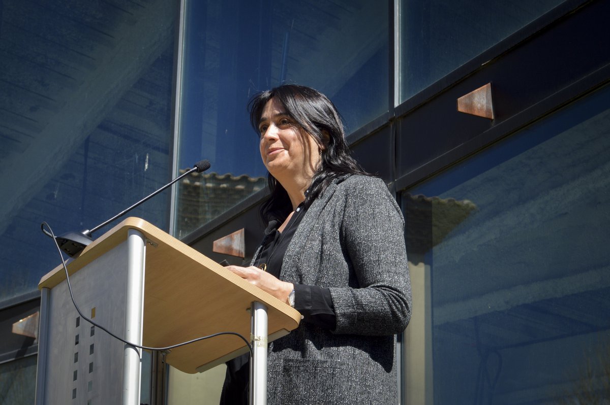 Hi has estat des del començament, Dolors. Sempre il·lusionada i disposada a fer tot el que calia per la gent, per la llengua, pels llibres i per la cultura, defensora aferrissada de la mainada i del que en deies cuquisme, partidària de fer-ho bé fins a l’últim detall, [1/4]