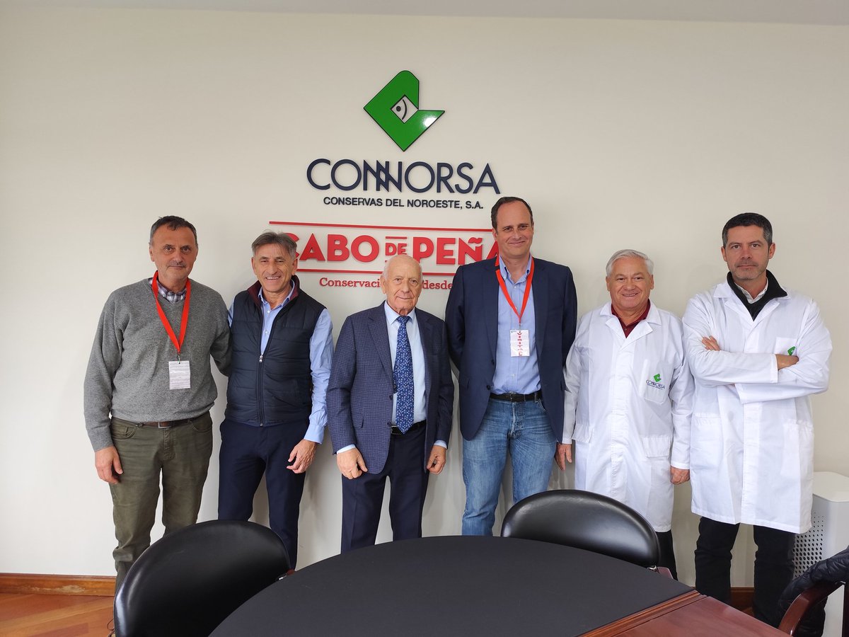 PuertoDeVigo's tweet photo. 😱 Producir hasta 500.000 latas de conservas al día no parece tarea sencilla, pero en #Connorsa, llevan haciéndolo desde 1985 👉Cuatro décadas de experiencia les avalan y, después de ver cómo trabajan, estamos deseando probar cada uno de sus productos 🤤 https://t.co/x1X8LSlbin