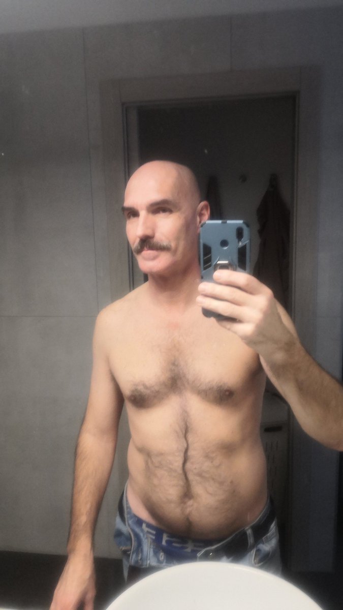 ice73's tweet image. Mi taglio la barba, marito passa e non si accorge di nulla. 🤣#gay #gaybeard