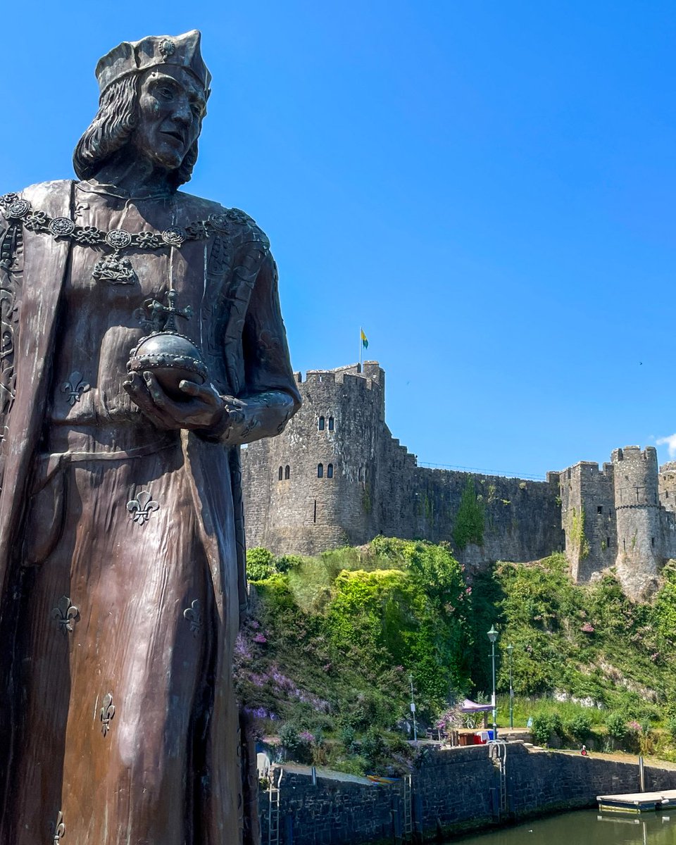 Dydd Gŵyl Dewi Hapus! Happy St David’s Day! 🏴󠁧󠁢󠁷󠁬󠁳󠁿🌼 The iconic image of the statue of Henry VII with his birthplace, Pembroke Castle, as a backdrop, is a familiar one in Tudor circles. In Issue 11, Tony Riches explains the story of the statue’s creation. bit.ly/3OZcFCM