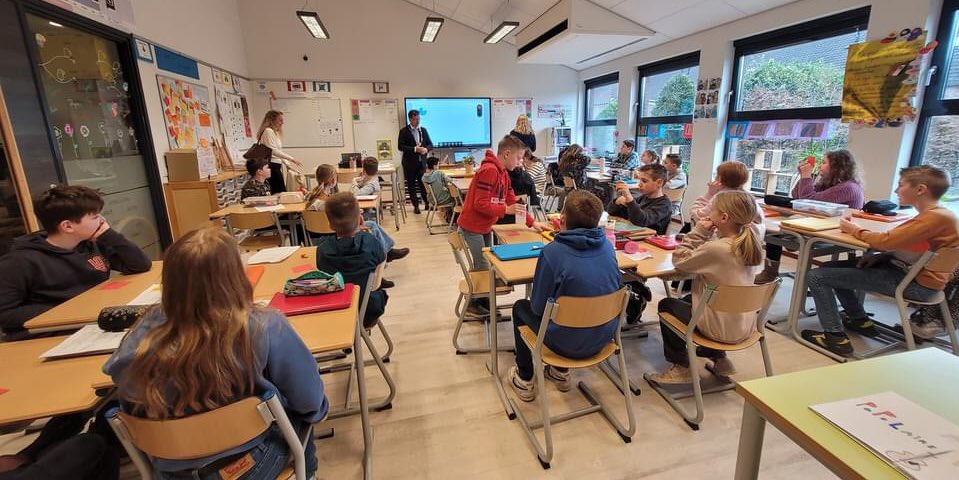 HEEREWAARDEN - Burgemeester en wethouder bezoeken De Tweestromenschool

 bommelerwaard.net/nieuws/burgeme…