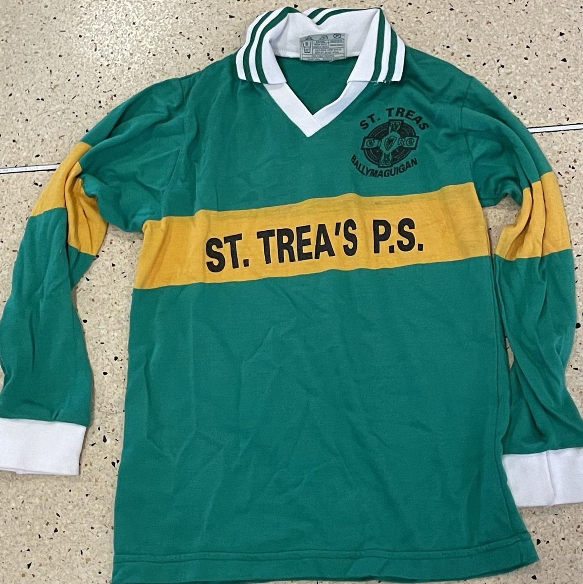 We were clearing out the store when we found a full set of these. We think they are from the 1980’s judging by the GAA badge. Still in great condition @NaomhTreaGAA must have been used in @Doire_mBunscol tournaments @cnambnaisiunta @derrygaa #bringbacklongsleeves @malmcmullan