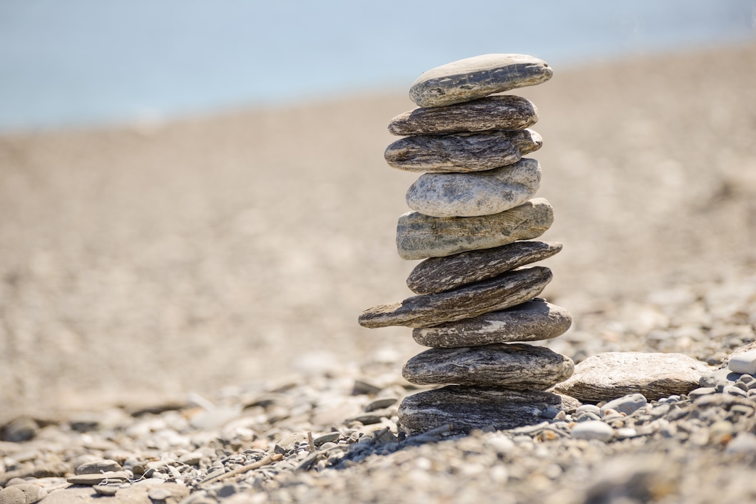 Podemos tirar piedras, quejarnos sobre ellas, pisar las o construir con ellas. Buenos días 🧡 #FelizViernes #FelizViernesATodos