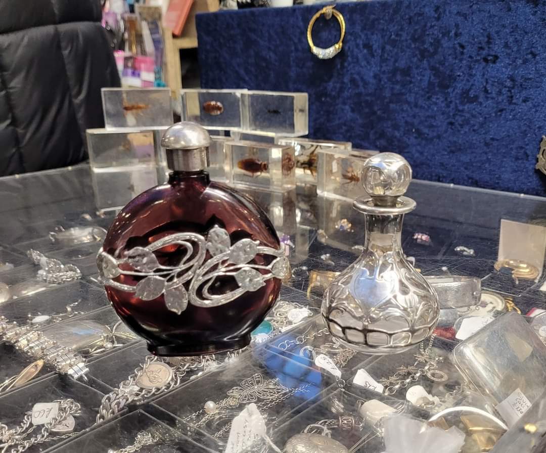 Collectable Curios vintage filigree leaf glass perfume bottles would make for a stunning little addition to your dressing table.... or as a unique gift for mum on Mothers Day info@collectablecurios.co.uk #PerfumeBottles #Filigree #Glass #MothersDay #StGeorgesMarketBelfast