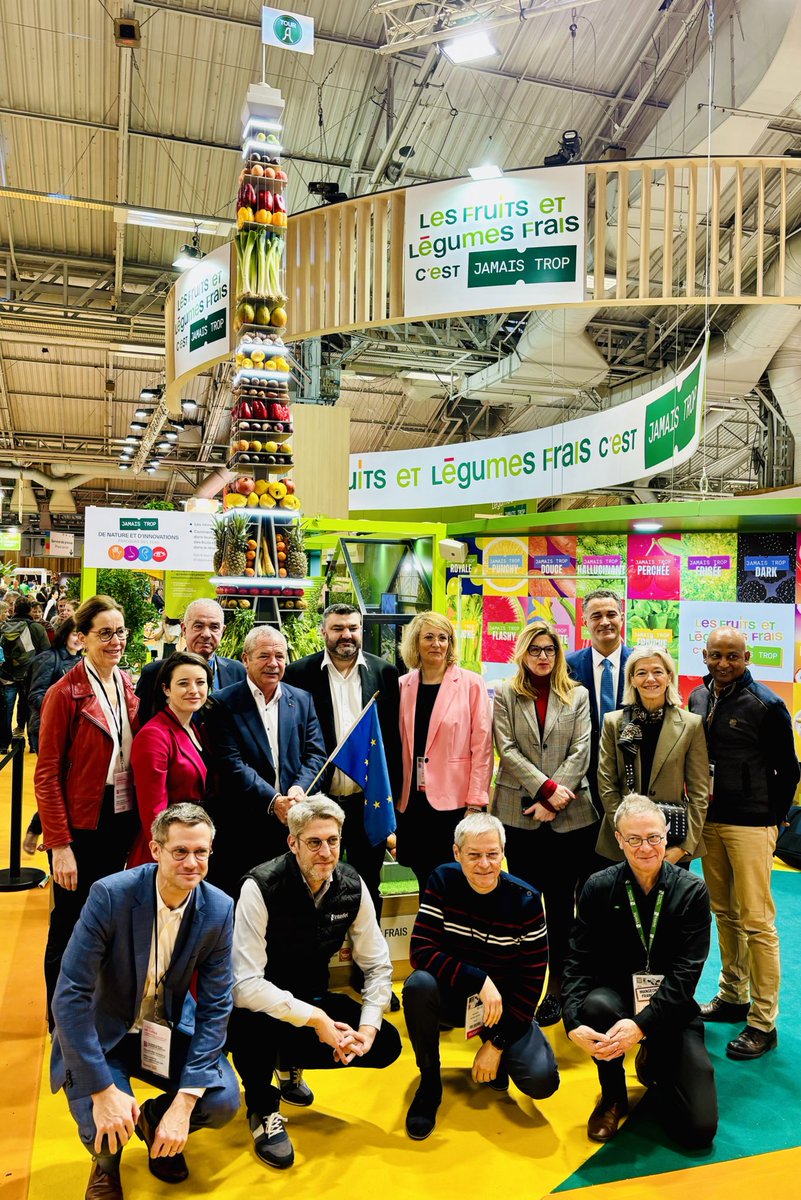 JDecerle's tweet photo. Le Salon de l’Agriculture est et restera toujours le lieu de rencontres et d’échanges nourris avec une profession désireuse de faire connaître ses pratiques mais aussi d’expliquer les défis, toujours plus nombreux, à relever pour continuer à nous nourrir.

Merci à mes collègues @Ensemble_UE @RenewEurope d’être venus, avec humilité et disponibilité, échanger avec les agricultrices et les agriculteurs. Merci aux professionnels #SIA2024 de nous avoir, cette année encore, si bien reçus.