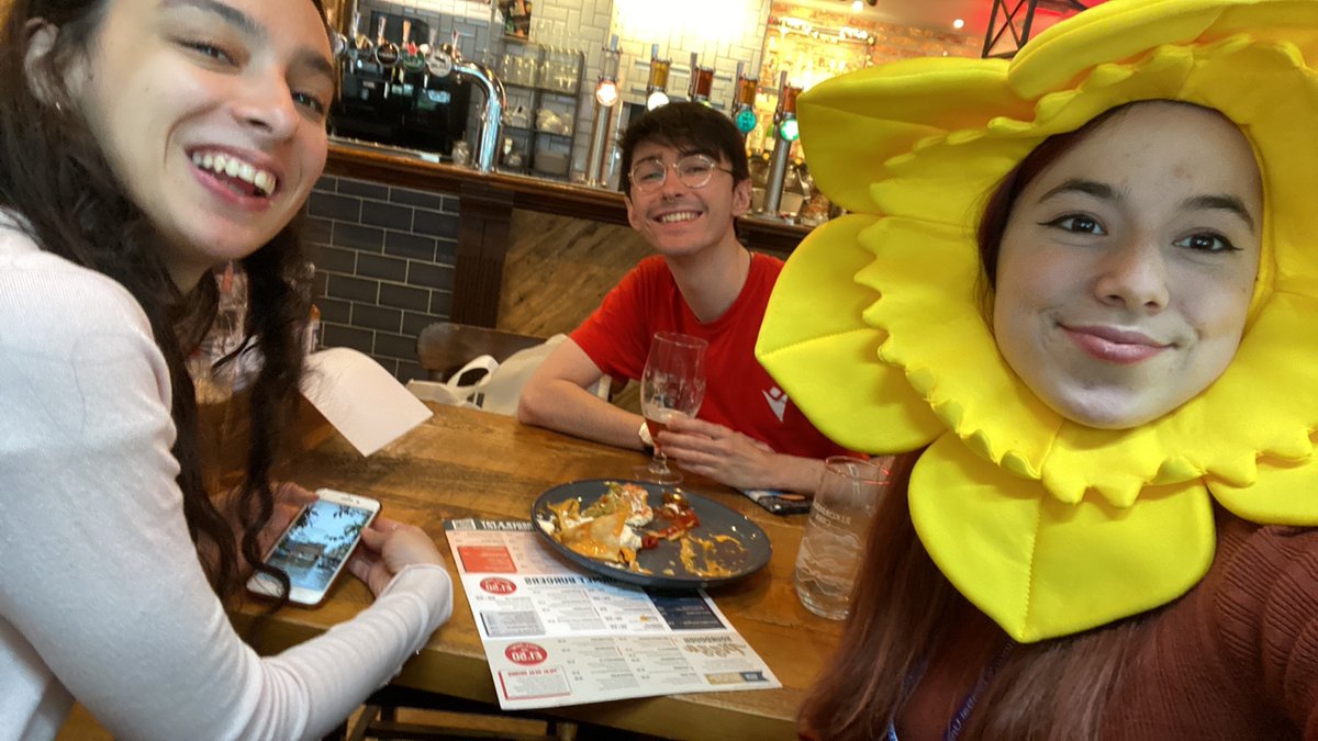 Dydd Gwyl Dewi Hapus Pawb! Happy St David’s Day! 🏴󠁧󠁢󠁷󠁬󠁳󠁿 🌼 

Whilst I may have left my Daffodil hat at home in the move to 🇨🇭, do enjoy these photos of us celebrating last year 🌼