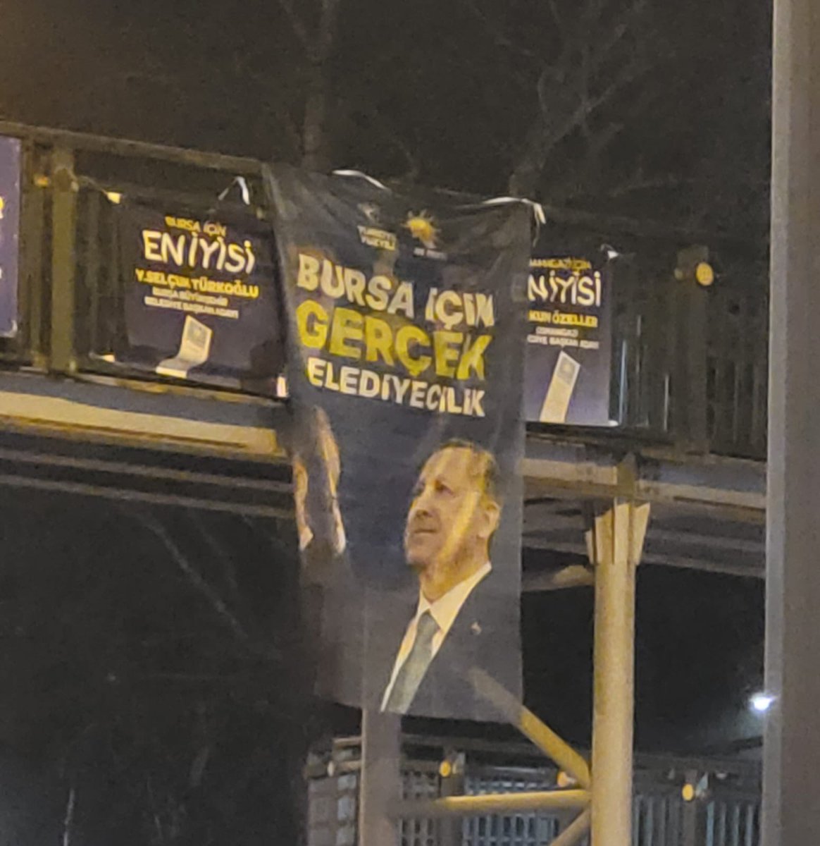 Selçuk Türkoğlu (@ys_turkoglu) on Twitter photo Tarzan bile bu kadar zorda kalmadı!
Bütün billboardlar senin, bütün duraklar, direkler, raketler, bütün duvarlar, alınlıklar, refüjler, Bursaray asansör duvarları senin.
Ama gelip pankartımızın üzerine afişini asıyorsun. 
Bu kadar mı aç gözlüsün yani Alinur Başkan!
Ne diyelim Tarzan bile bu kadar zorda kalmadı!
Bütün billboardlar senin, bütün duraklar, direkler, raketler, bütün duvarlar, alınlıklar, refüjler, Bursaray asansör duvarları senin.
Ama gelip pankartımızın üzerine afişini asıyorsun. 
Bu kadar mı aç gözlüsün yani Alinur Başkan!
Ne diyelim