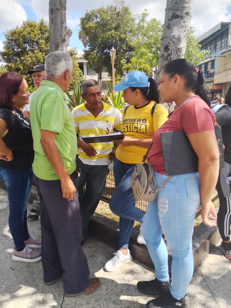 PJCuaUrdaneta's tweet photo. Volanteo en la Plaza Bolivar de de Cúa, informando a los ciudadanos sobre las venideras elecciones presidenciales, recolección de data y motivando a los jóvenes a inscribirse en el CNE. @Pr1meroJusticia @PJ_EdoMiranda @ActivismoPJ @PJFamiliarNac #600K #PJ24AñosConVzla https://t.co/xMAaRZAIA1