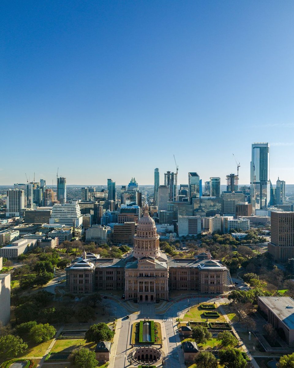 austintxthings's tweet image. Moving to Austin? Make it a smooth transition with our extensive Austin Homebuyer Guide. It’s packed with local insights and tips! #MovingtoAustin #RealEstateGuide 
👉buff.ly/3PPzBVU 

📸 @ajacob.aperture