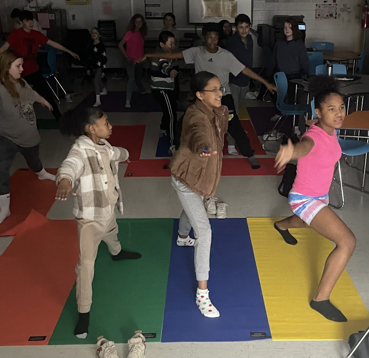 jwellman09's tweet photo. 6th &amp; 7th grade @explorekammerer Healthcare Science students getting into #FitnessFriday with 🧘🏽! @ExploreJCPS @KammererCubs #WeAreJCPS https://t.co/P7lWzzHZkU