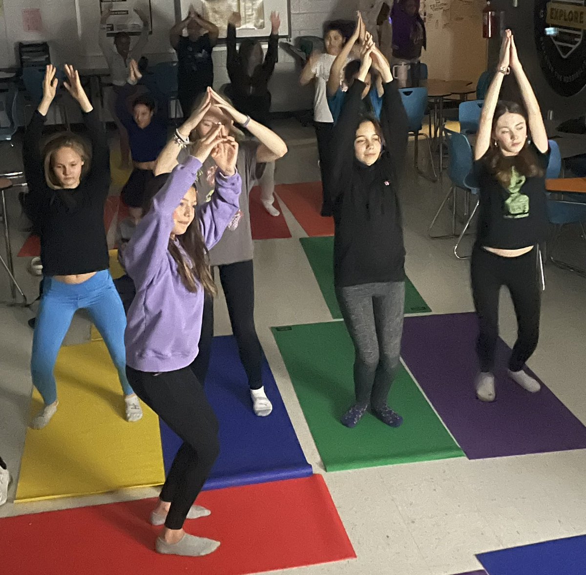 jwellman09's tweet photo. 6th &amp; 7th grade @explorekammerer Healthcare Science students getting into #FitnessFriday with 🧘🏽! @ExploreJCPS @KammererCubs #WeAreJCPS https://t.co/P7lWzzHZkU
