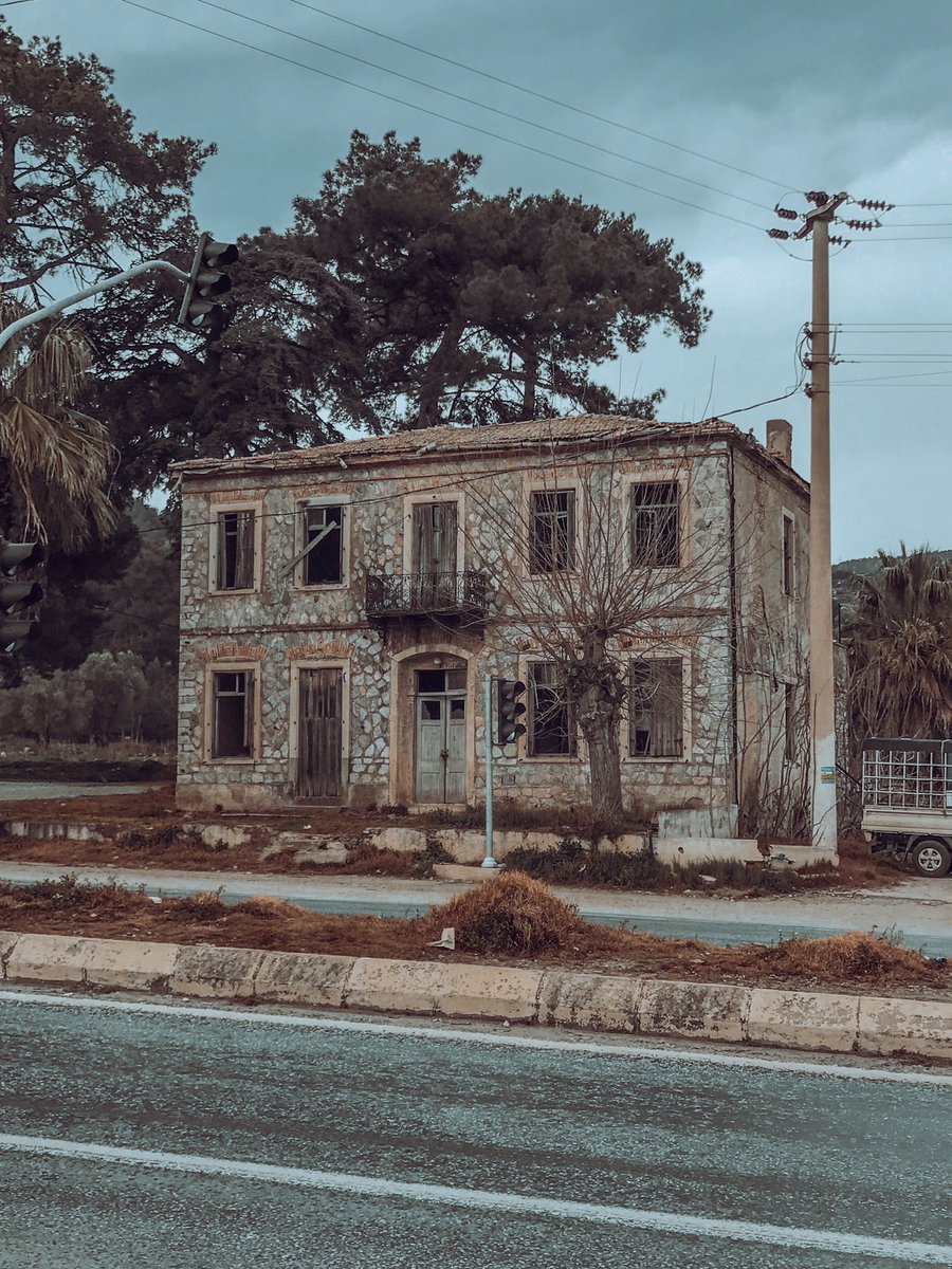 Sizlerle bu evi tanıştırmak istiyorum. Bu ev Selçuk’ta Çamlık Köyü içinde yol üstünde kalıyor. Atatürk, köyü ziyaret ettiği zamanlarda bu evde konakladığı için burası bölge halkı arasında Atatürk Evi olarak anılmış. 
Ev terk edildiğinden beri metruk durumda ve bende ayrı bir