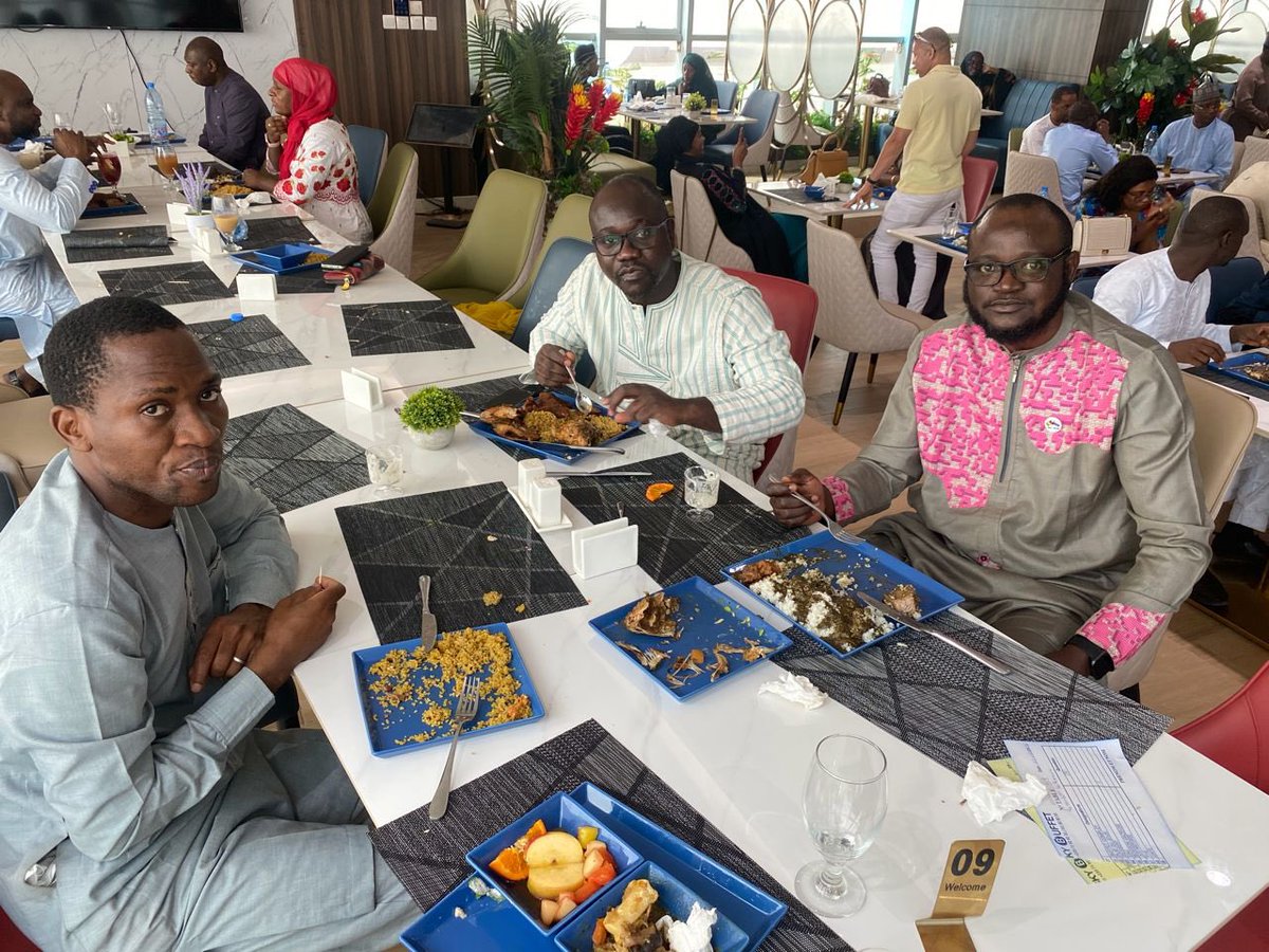 invest_mali's tweet photo. Un déjeuner partagé entre collègues qui renforcent les liens d'équipe et favorise une atmosphère de travail positive. C’était une excellente occasion de discuter de sujets non professionnels et de créer des connexions informelles.🇲🇱

#apimali https://t.co/bssCQlysZL