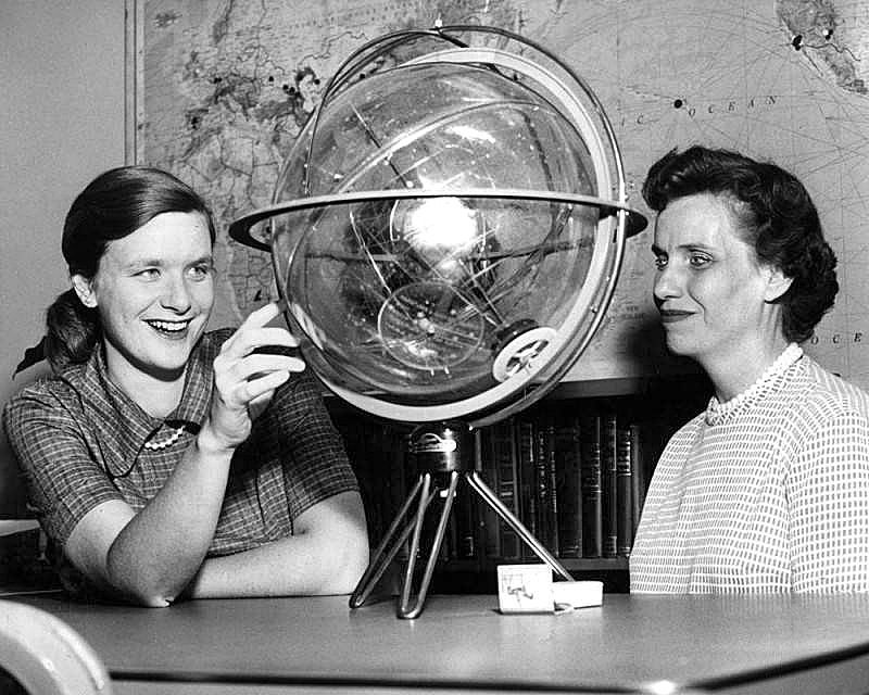 [1959] Mrs. Gerry (Marcia) Neugebauer, left, points out object of interest to Mrs. Peter (Phyllis) Buwalda on globe. Both are in research and experimentation fields at Jet Propulsion Laboratories in Altadena. (Valley Times Collection) buff.ly/3pt855V #ArchivesWomenInSTEM