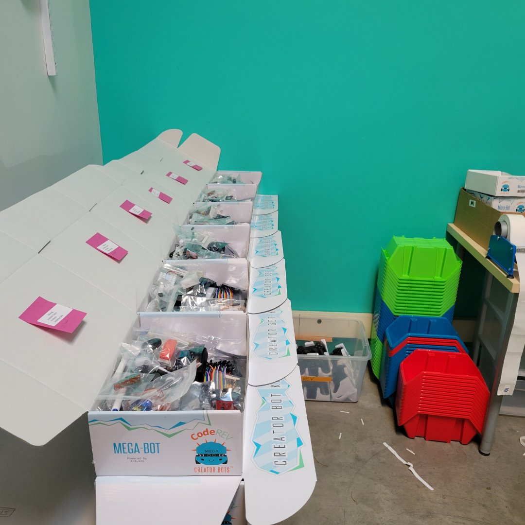 creatorbots's tweet image. 🚀 It&apos;s Fun Friday! Teachers, challenge your students to build the wackiest robot they can imagine using our kits. Snap a photo, share it, and let&apos;s turn Friday into a showcase of creativity! 🤖 #FunFridayChallenge #RobotBuilders