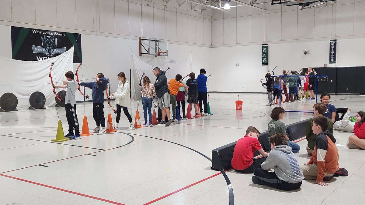 WSMS_APMack's tweet photo. Some of our 6th grade students are learning about archery in PE and proper safety protocols. @WSMSwolves #6thGradeRocks #Team6C https://t.co/Hx32qC2mP4