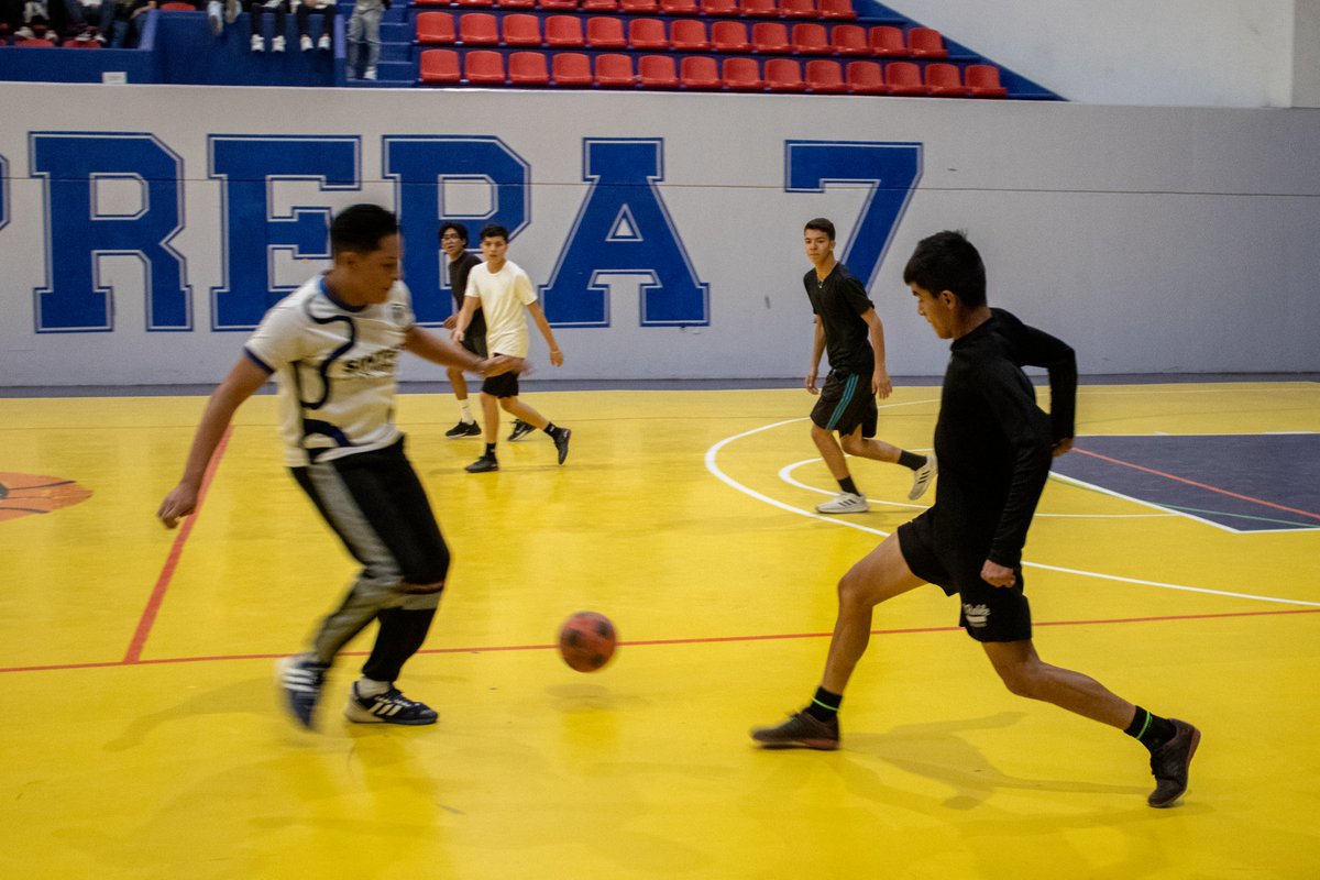 ¡Hoy fue el torneo Intramuros de fútbol varonil en nuestra Prepa 7! 🏆 Los chicos del 3er semestre mostraron su talento ⚽ ¡Mañana sigue con el turno matutino a las 14 hrs! 🕑 ¡No faltes! #Prepa7 #TorneoIntramuros #FútbolVaronil 🥅🏃‍♂️