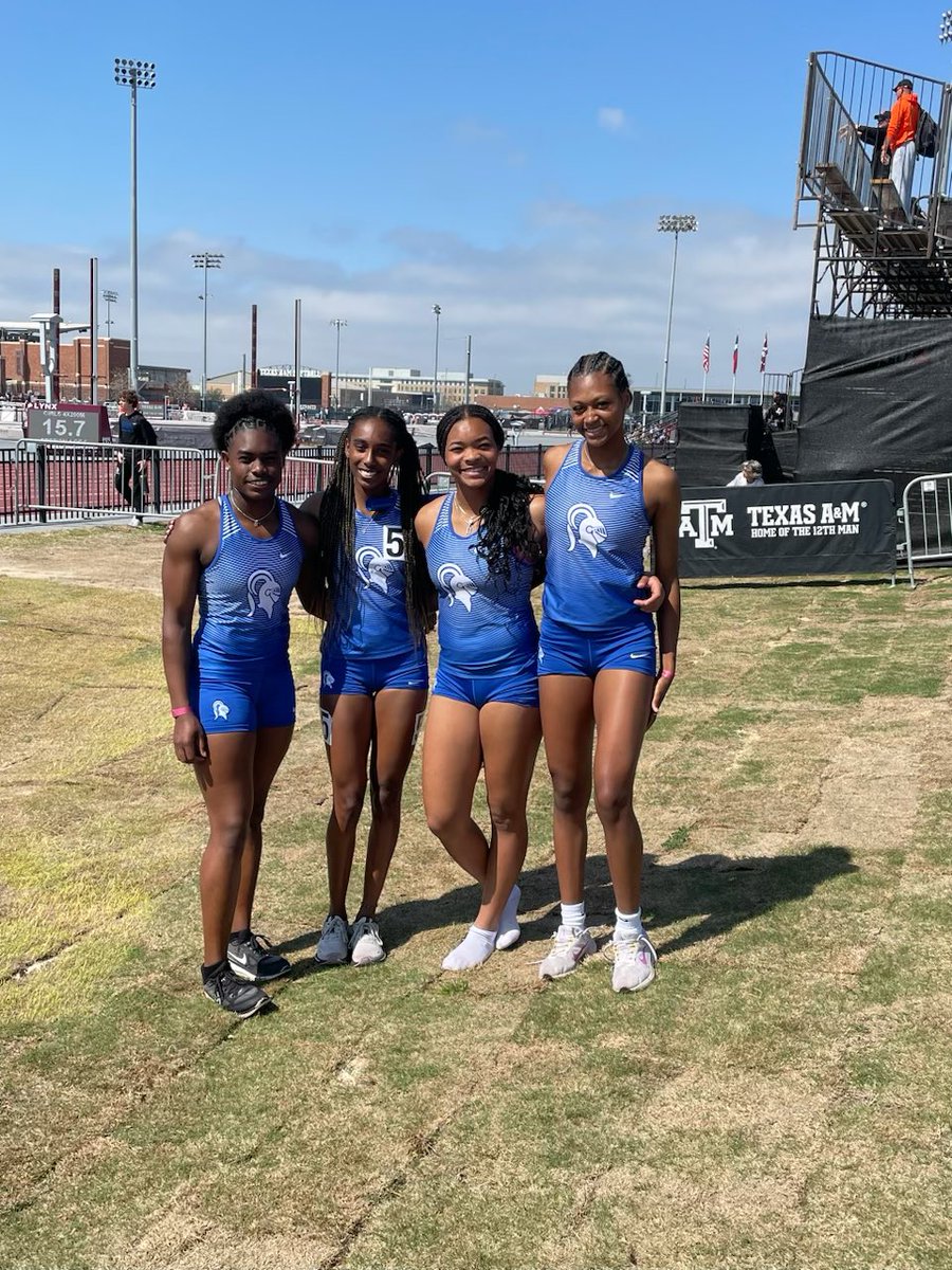 School record alert! Girls 4x200m relay Townsen Thomas Mary Taylor Alexis Johnson Sophia Cormier #KnightsStandOut